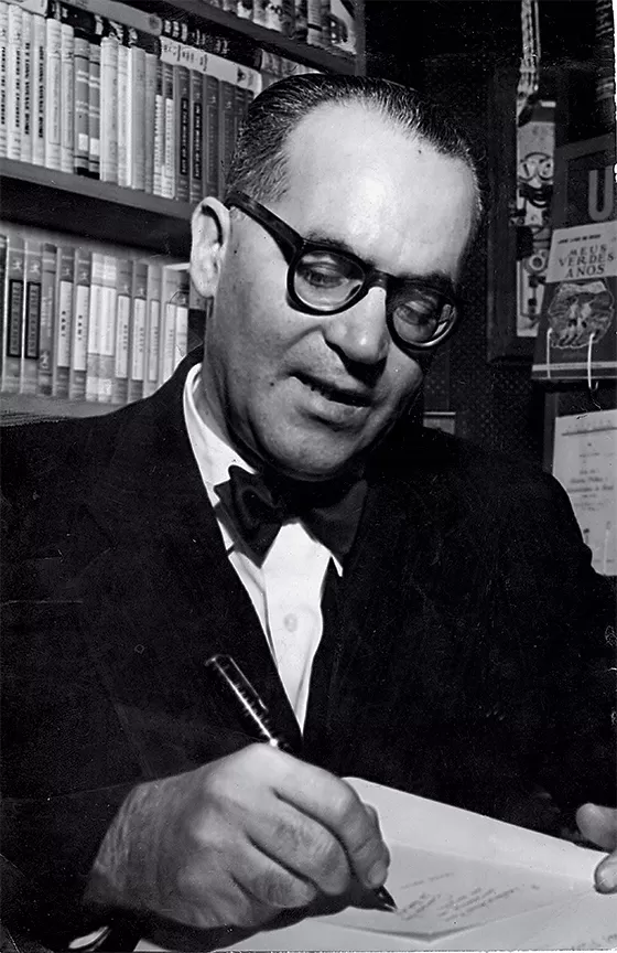 Guimarães Rosa, escritor de óculos e terno.