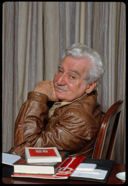 Jorge Amado sorrindo, escritor baiano de cabelo branco.